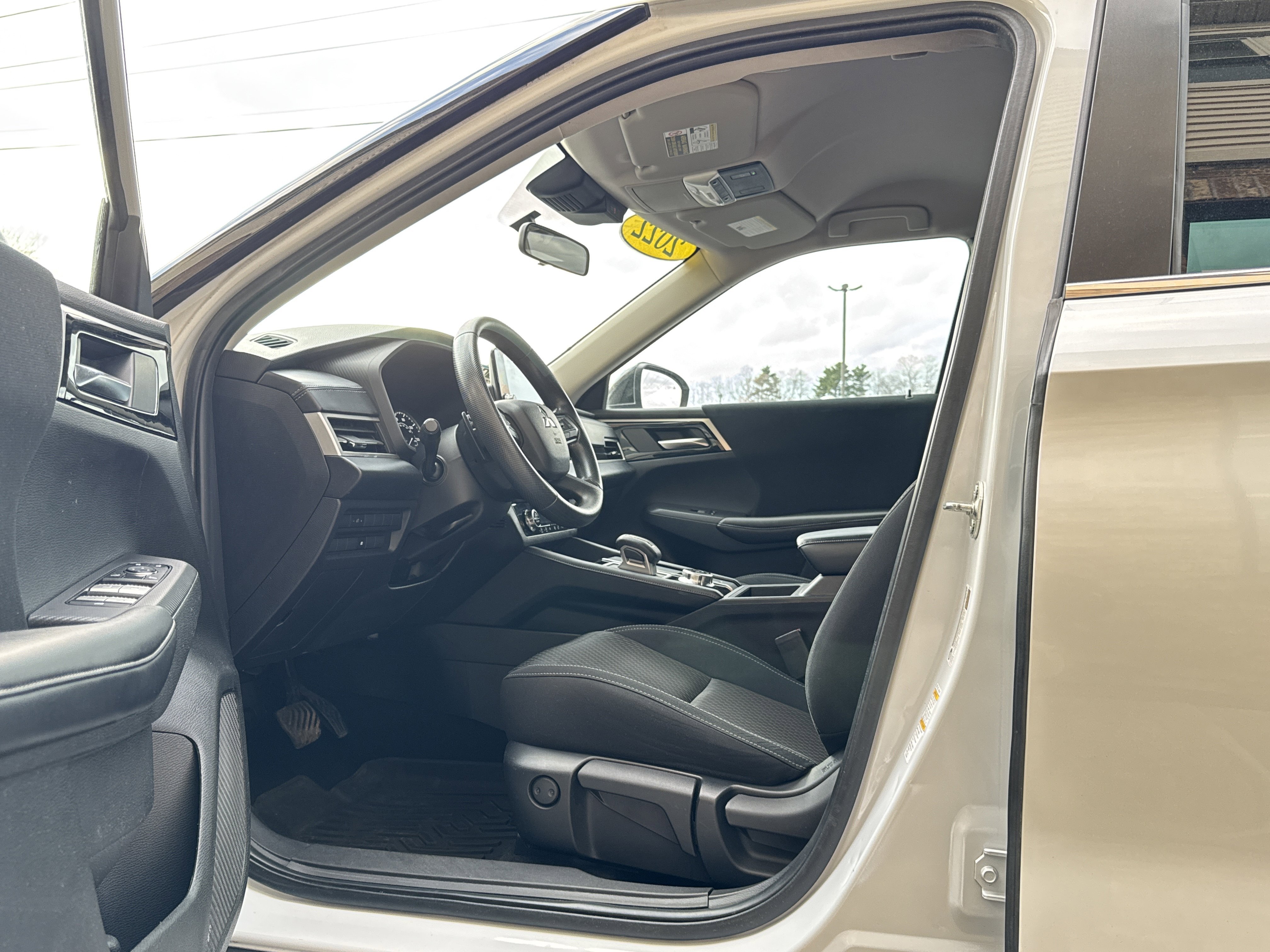 Used 2022 Mitsubishi Outlander ES image 3