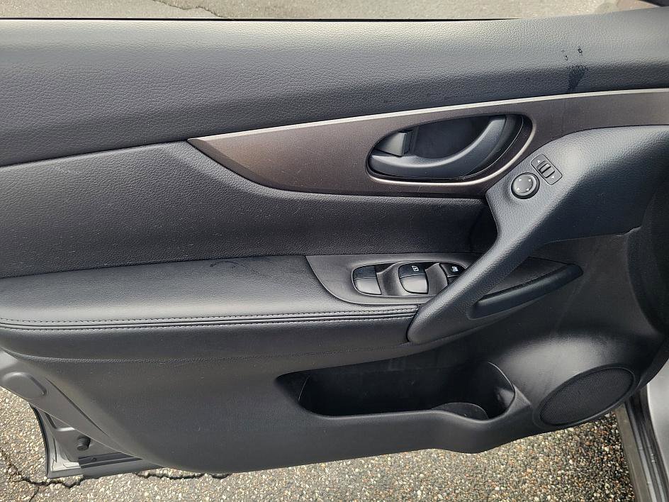 Used 2021 Nissan Rogue Sport S image 9