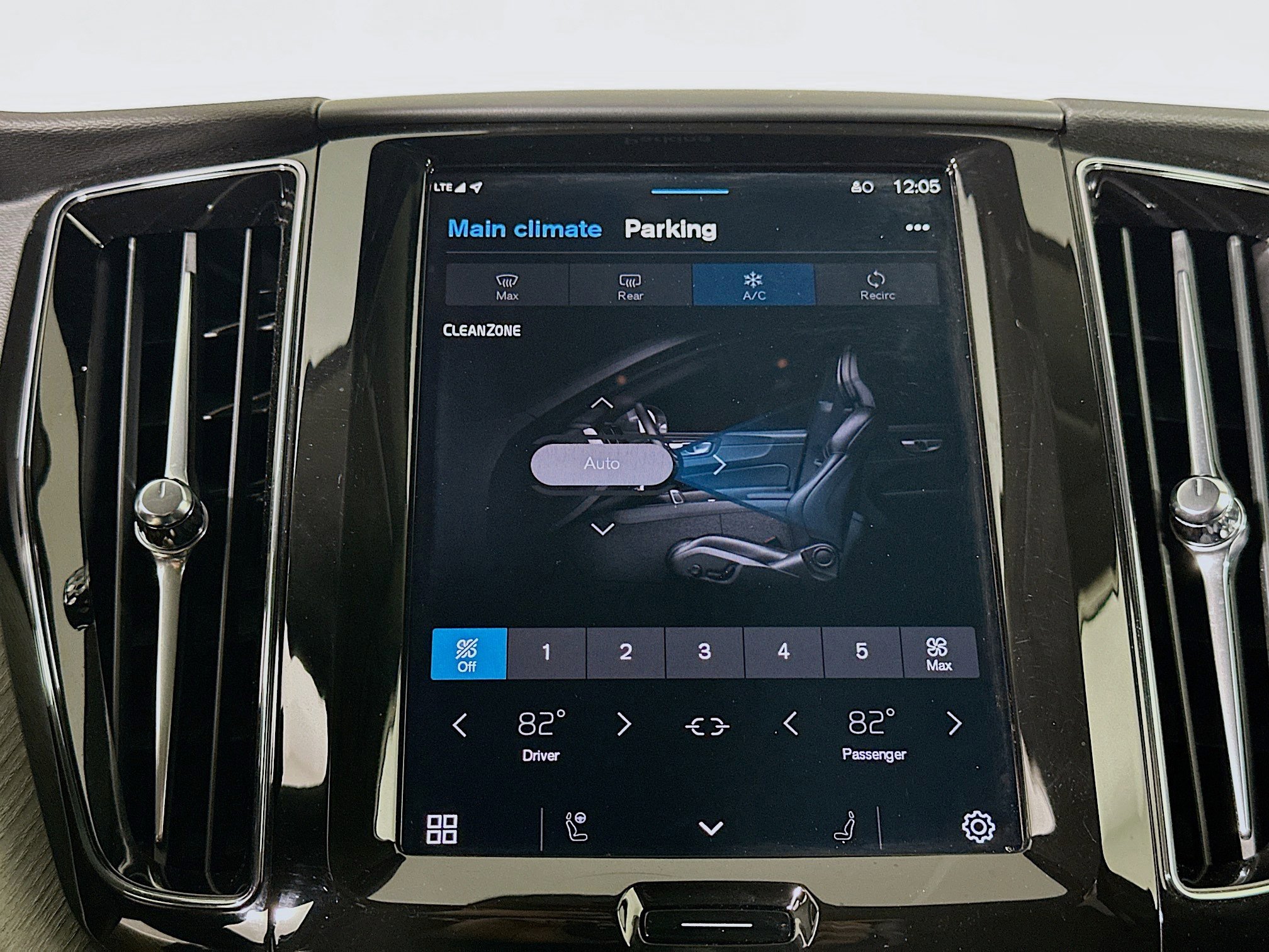 Used 2025 Volvo XC60 B5 Plus image 24