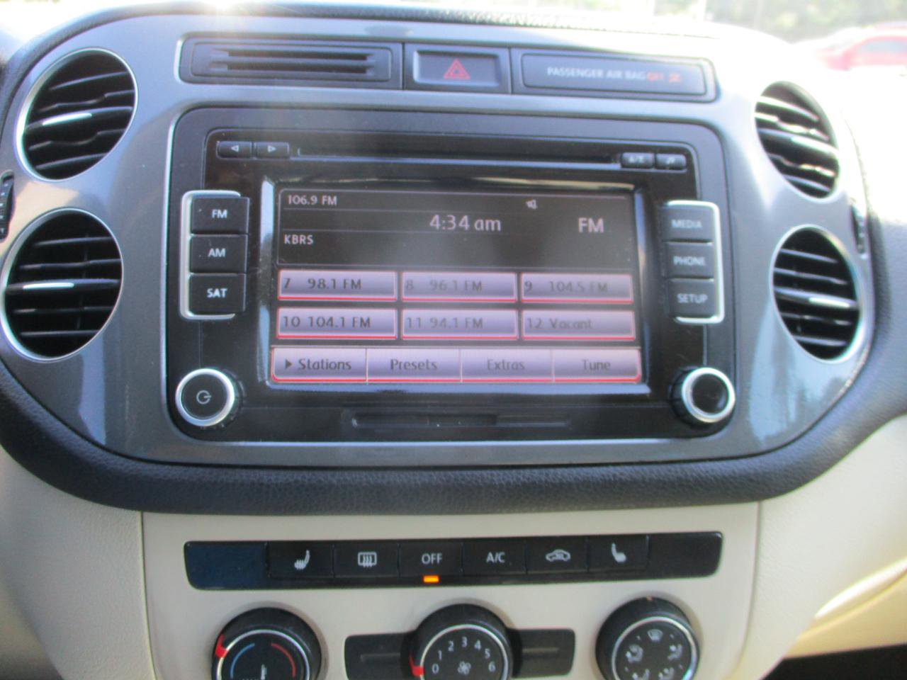 Used 2013 Volkswagen Tiguan SE FWD image 13