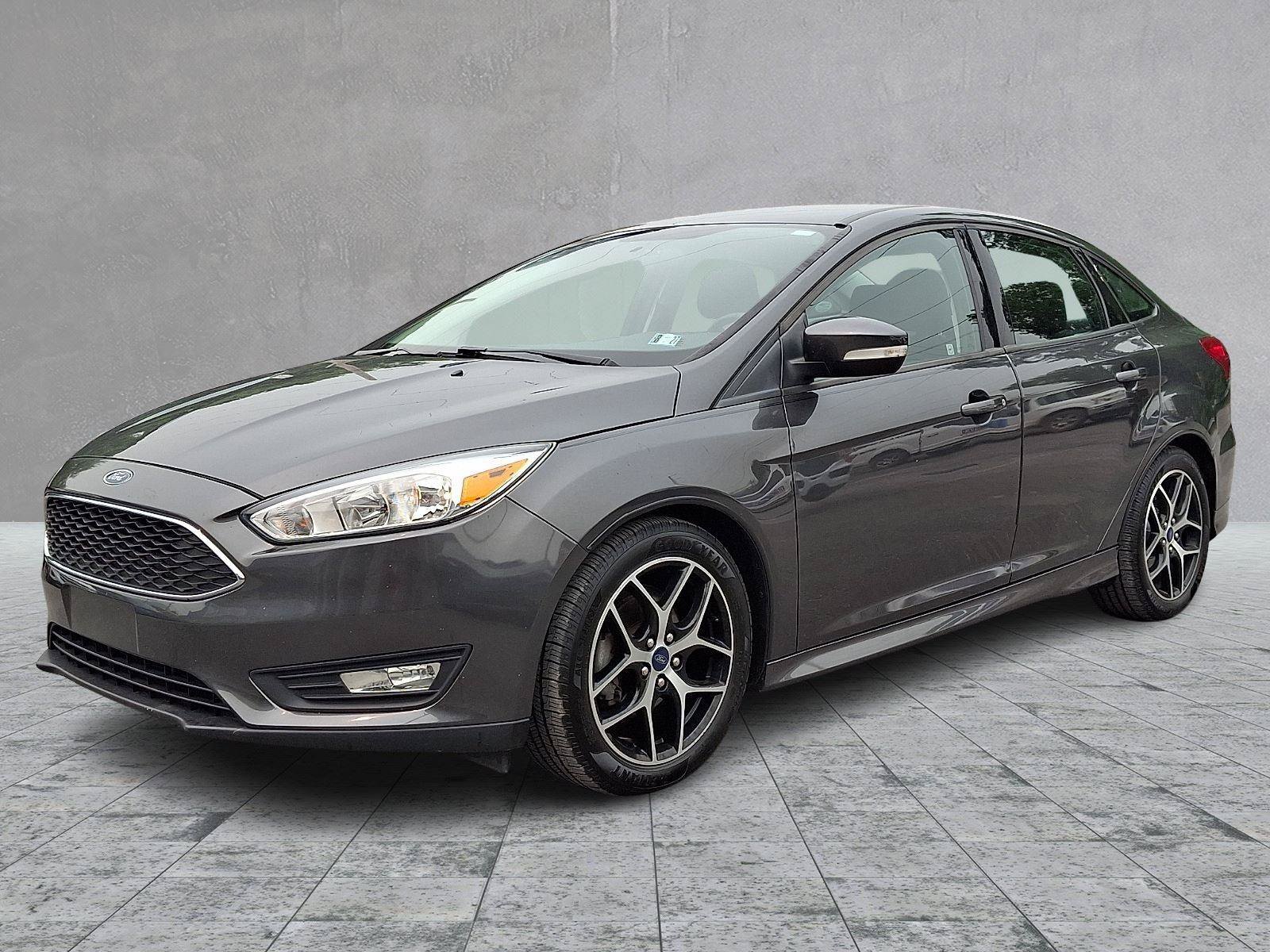 Used 2016 Ford Focus SE w/ SE Sport Package FWD image 3