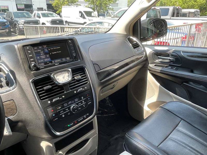 Used 2015 Chrysler Town & Country Touring-L w/ Driver Convenience Group FWD image 97