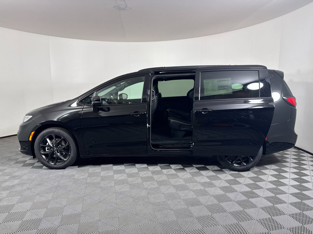 New 2026 Chrysler Pacifica Limited w/ S Appearance Package image 7