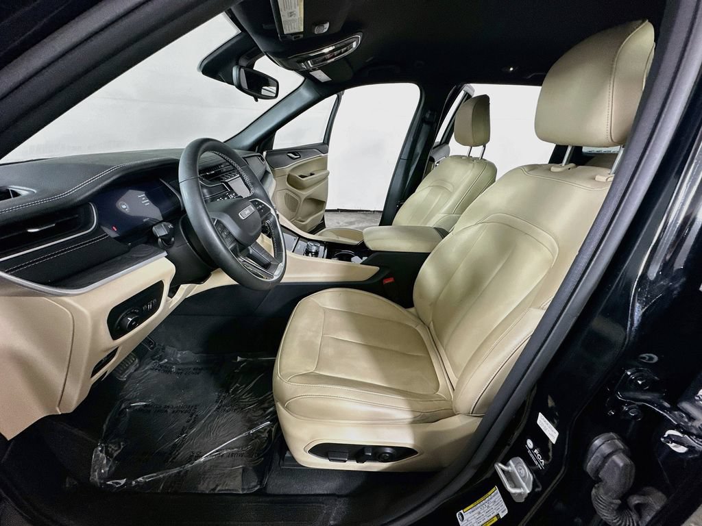 Used 2023 Jeep Grand Cherokee Limited AWD/4WD image 17