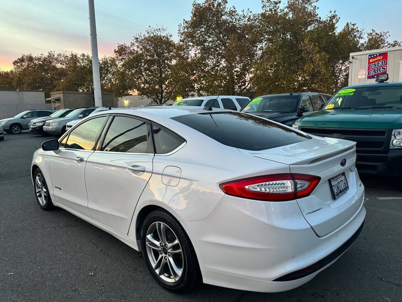 Used 2016 Ford Fusion SE FWD image 4