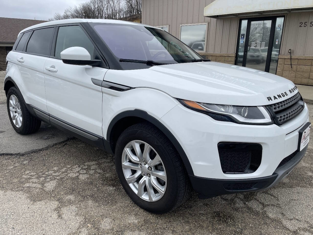 Used 2019 Land Rover Range Rover Evoque SE Premium image 2