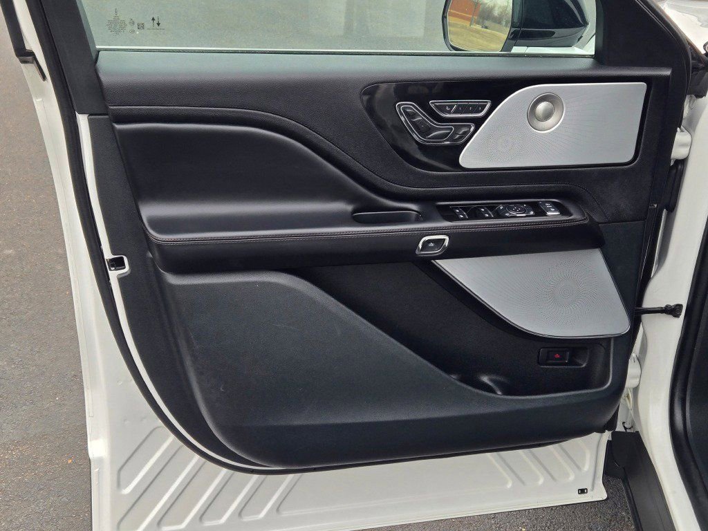 Used 2023 Lincoln Aviator Reserve w/ Equipment Group 201A image 23