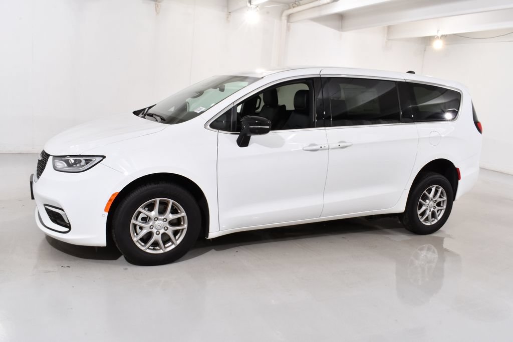 Used 2026 Chrysler Pacifica Select FWD image 2