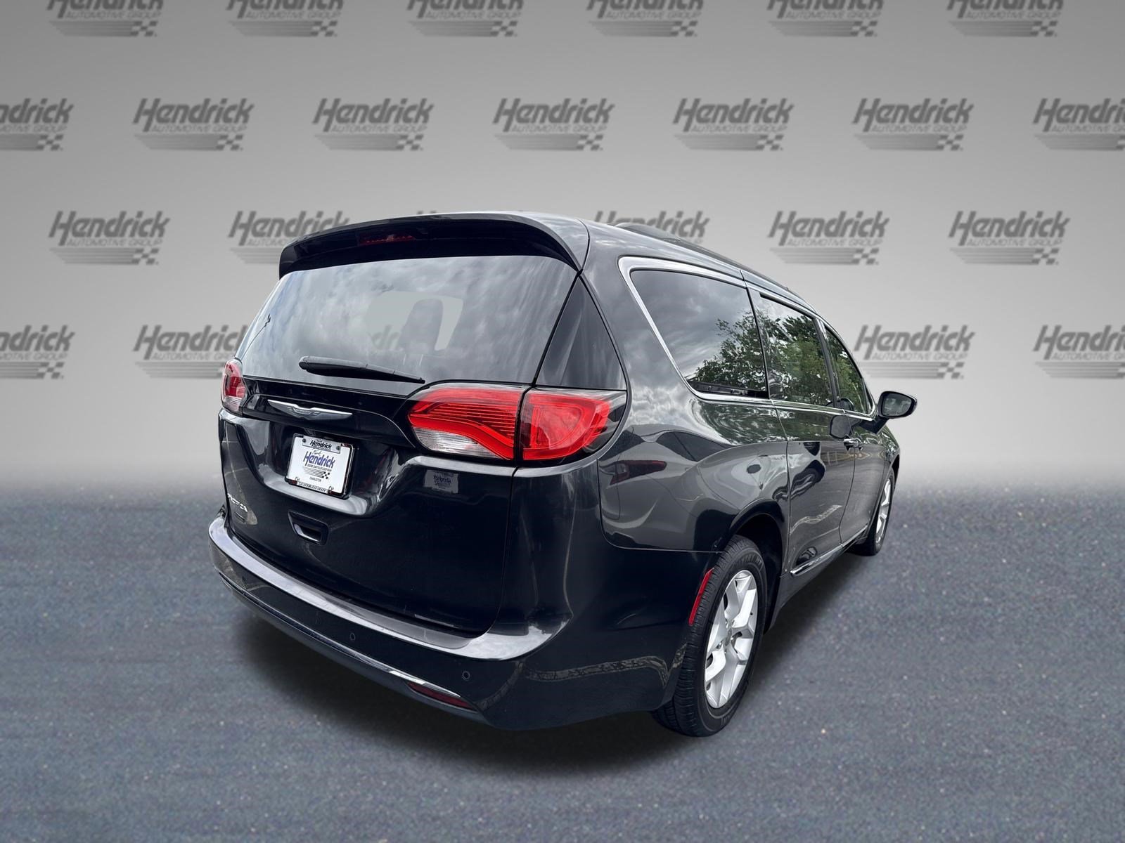 Used 2017 Chrysler Pacifica Touring-L w/ Tire & Wheel Group FWD image 9