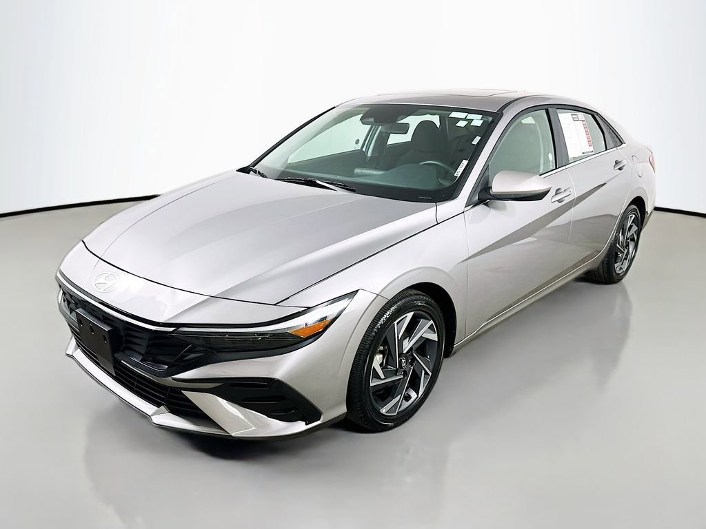 Used 2025 Hyundai Elantra SEL FWD image 3