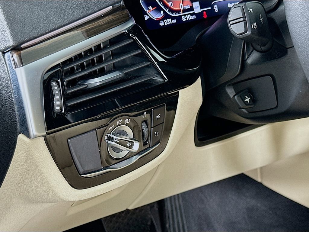 Used 2020 BMW 530i w/ Lighting Package image 10
