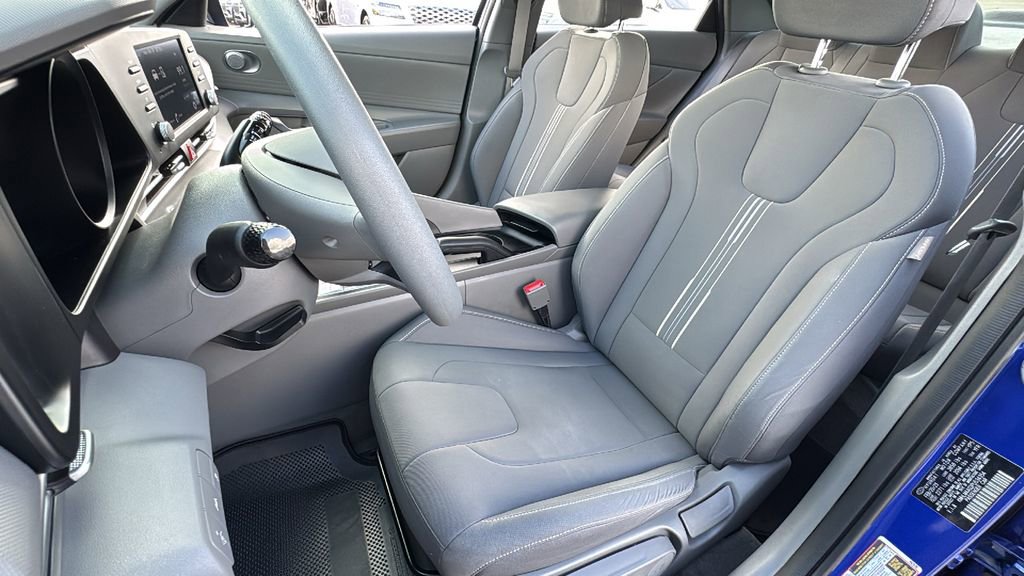 Used 2023 Hyundai Elantra SEL image 11