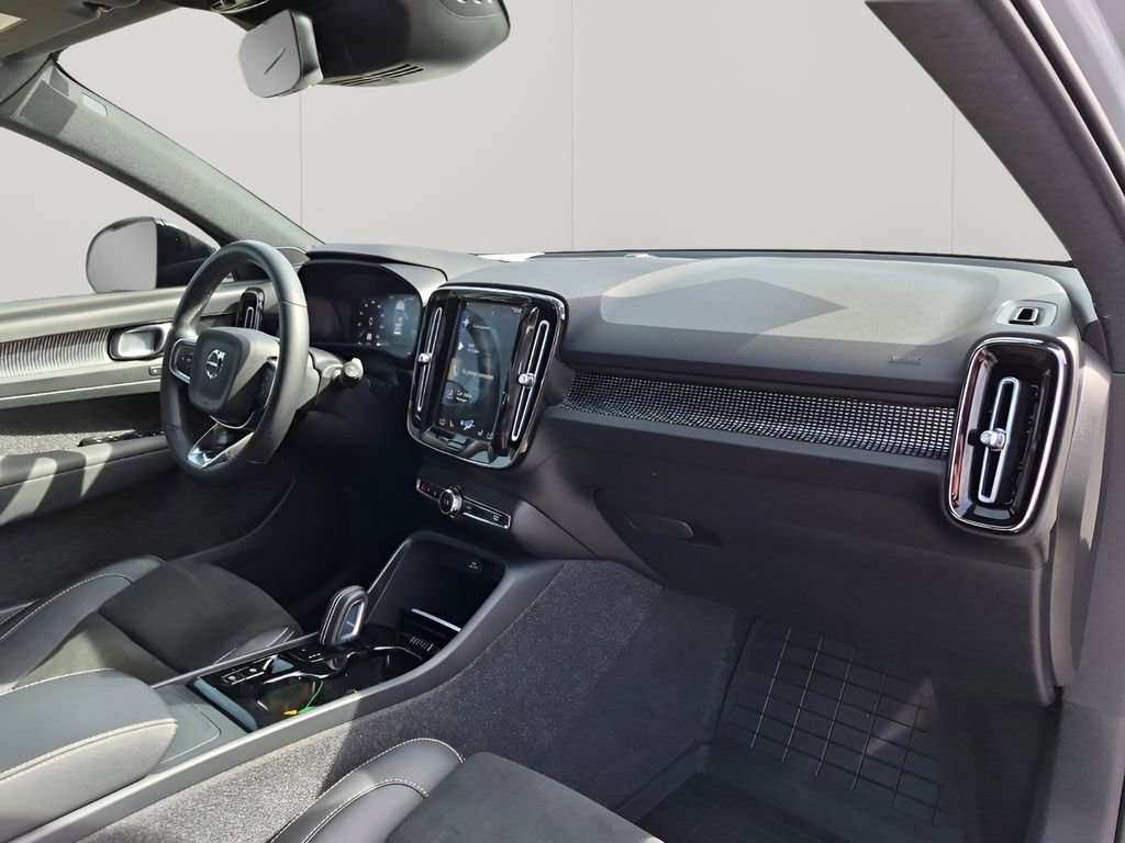 Used 2022 Volvo XC40 T5 R-Design w/ Advanced Package AWD/4WD image 14