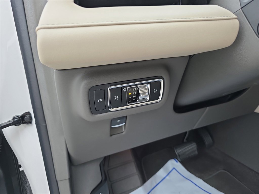 Used 2025 Lincoln Nautilus Premier w/ Equipment Group 102A image 25