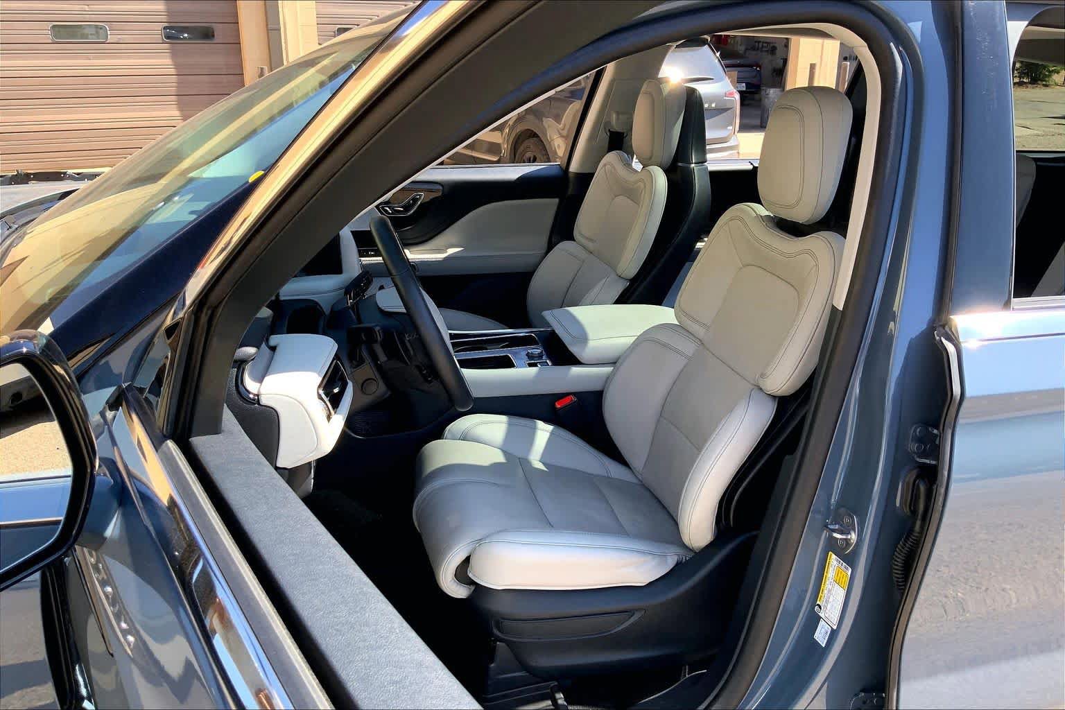 Certified 2025 Lincoln Aviator Reserve w/ Luxury Package RWD image 8