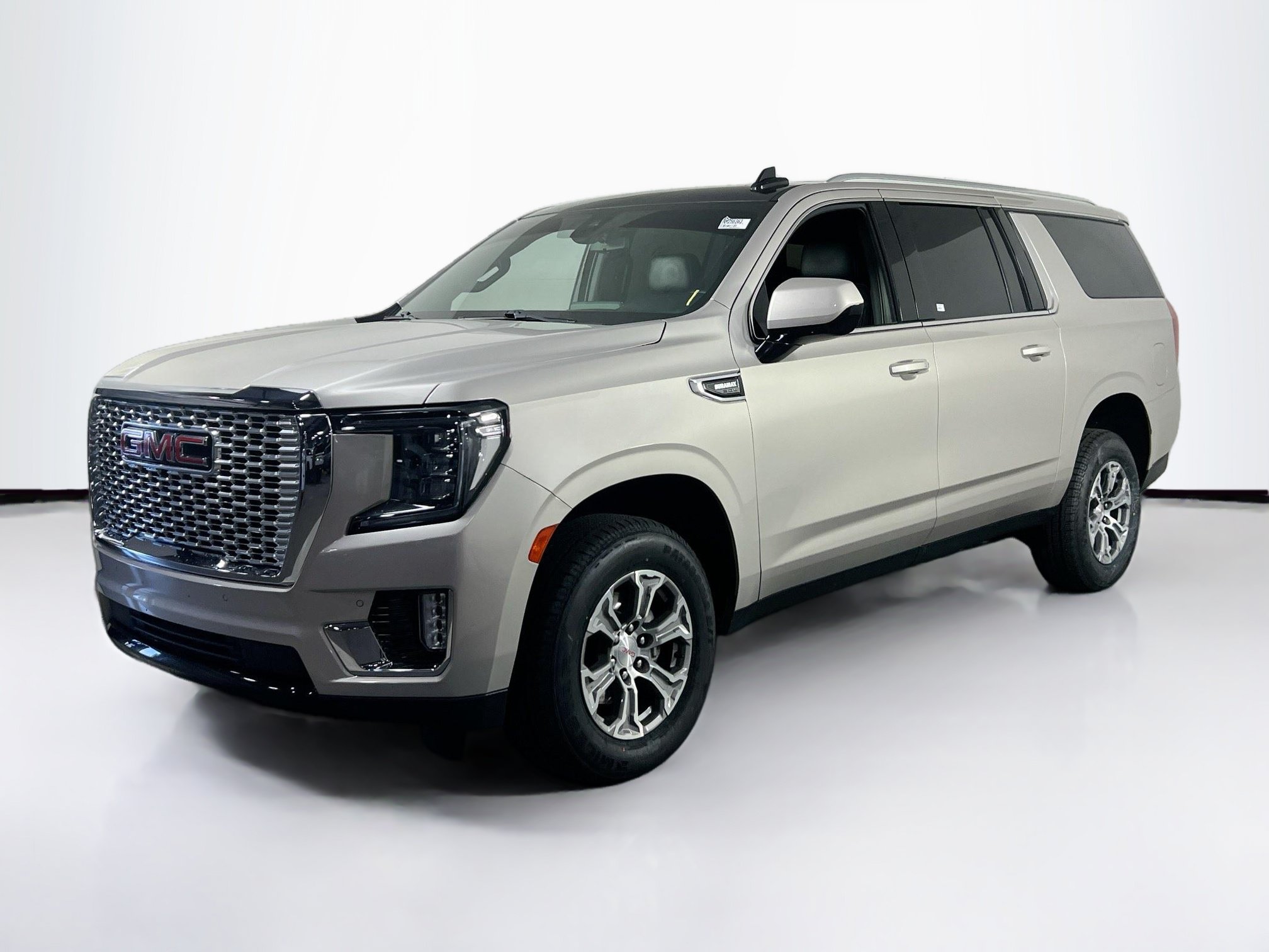 Used 2022 GMC Yukon XL SLE AWD/4WD image 1