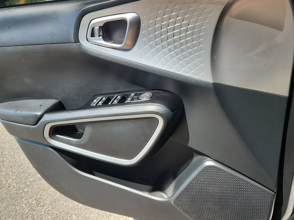 Used 2023 Kia Soul LX w/ Option Group 015 FWD image 8