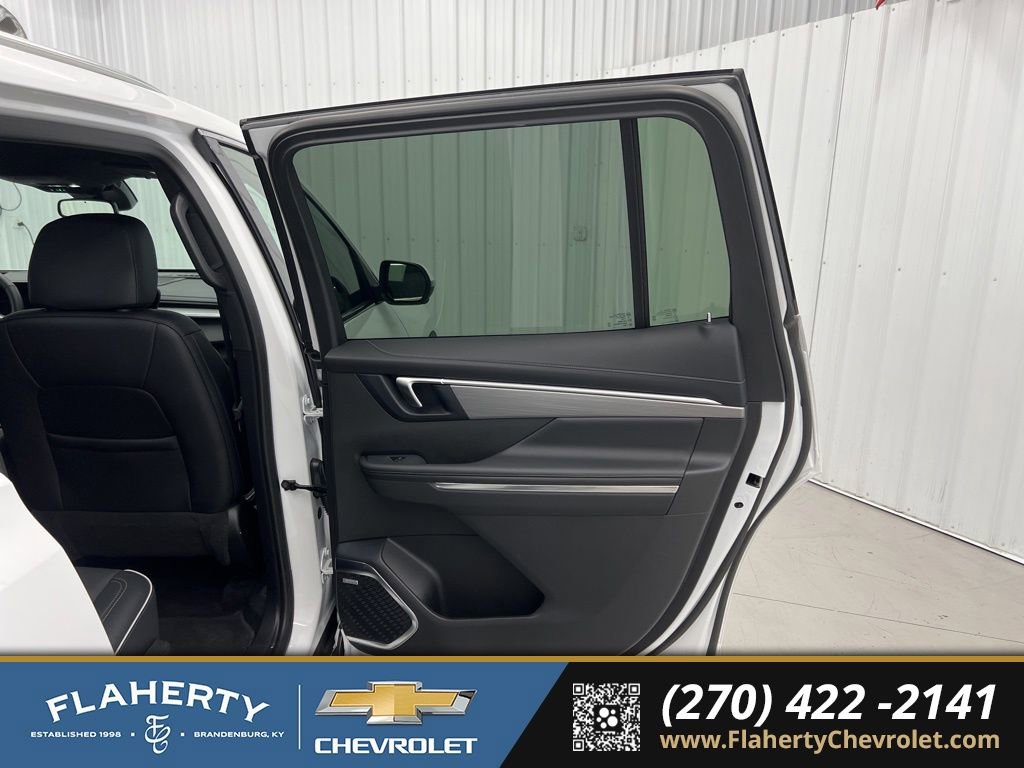 Used 2025 Buick Enclave Preferred AWD/4WD image 12
