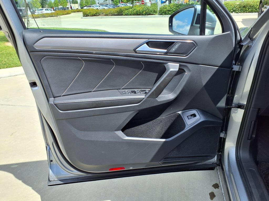 Used 2022 Volkswagen Tiguan SE w/ Panoramic Sunroof Package FWD image 15