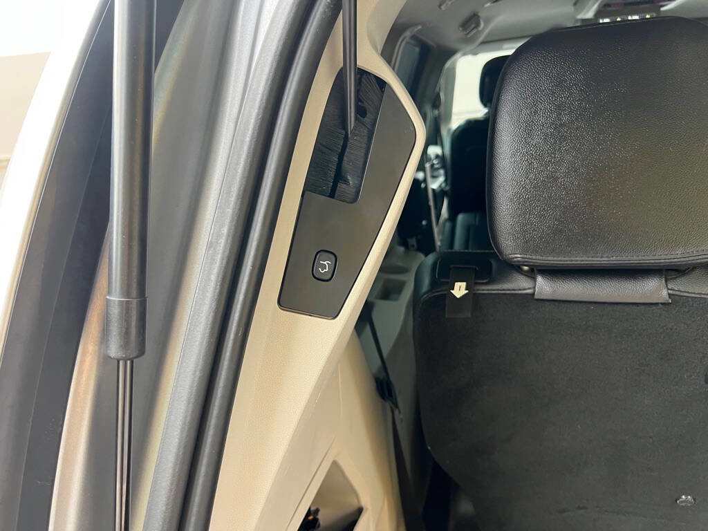 Used 2013 Chrysler Town & Country Touring image 19