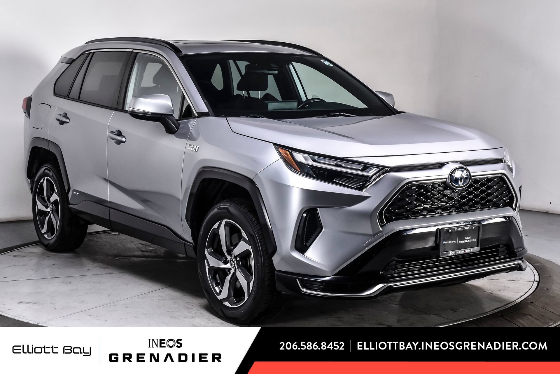 Used 2022 Toyota RAV4 SE w/ Weather & Moonroof Package AWD/4WD image 1