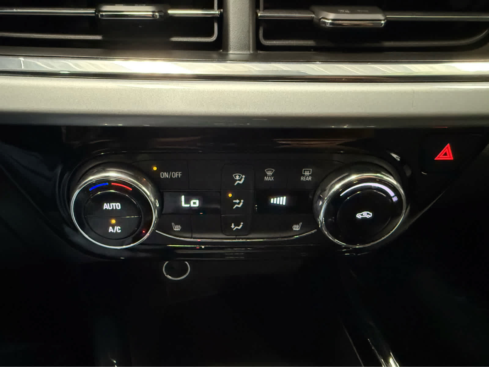 Used 2025 Chevrolet Trax LT w/ Driver Confidence Package FWD image 16
