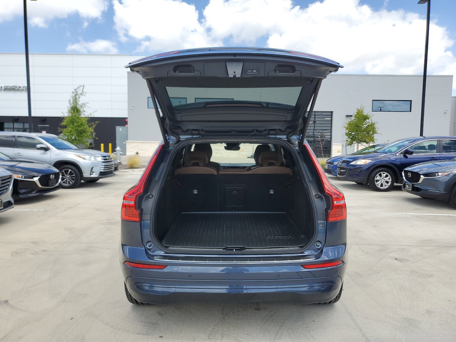 Used 2022 Volvo XC60 B5 Momentum w/ Protection Package Premier FWD image 13