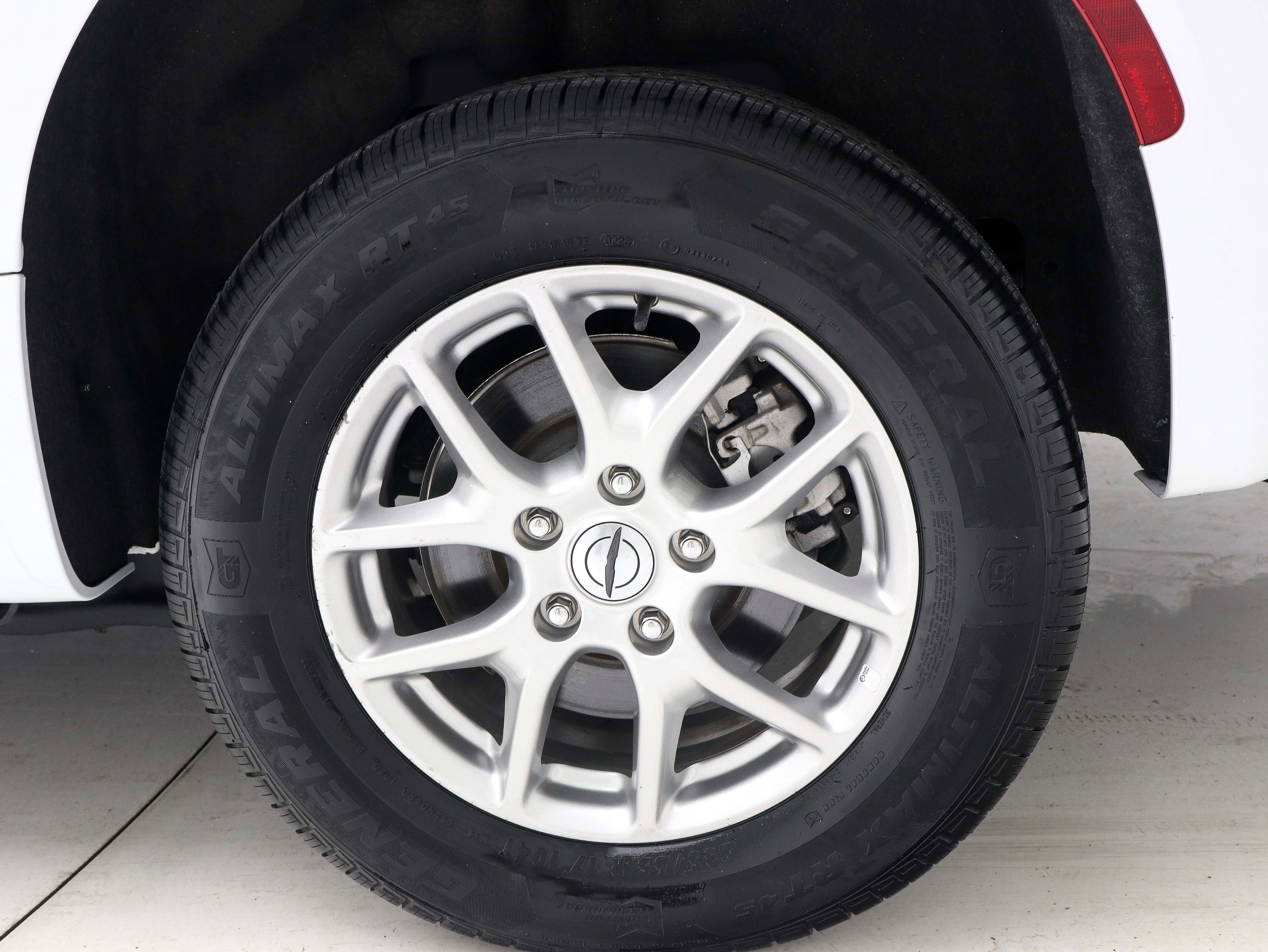 Used 2023 Chrysler Voyager LX image 36