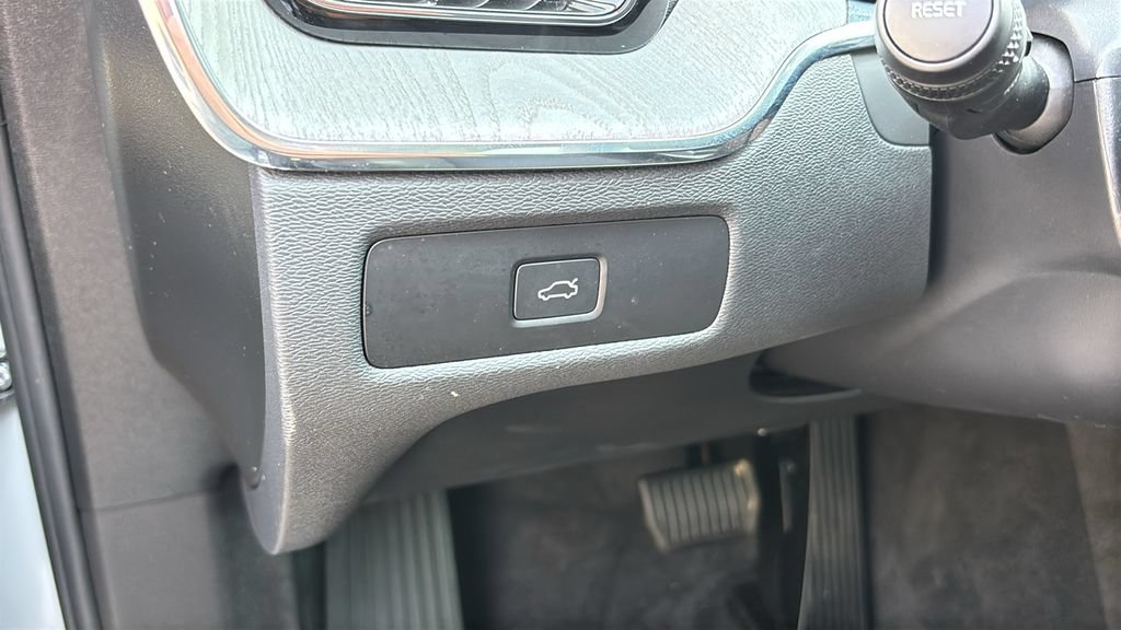 Certified 2025 Volvo XC60 B5 Plus AWD/4WD image 13