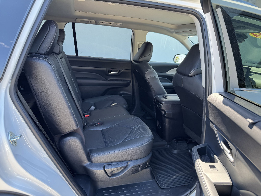 Used 2024 Toyota Grand Highlander AWD image 13