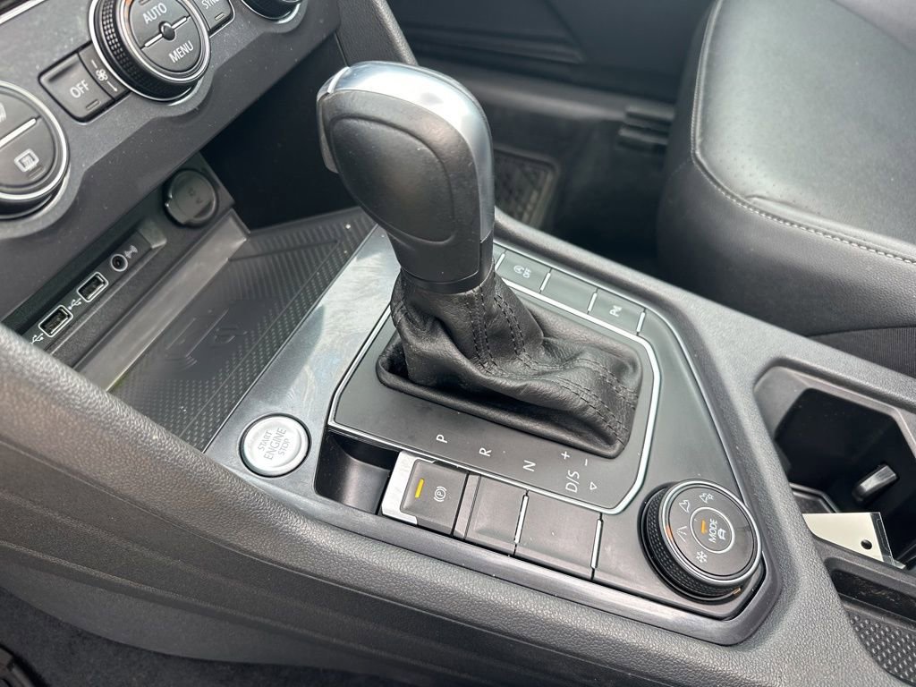 Used 2020 Volkswagen Tiguan SEL AWD/4WD image 32