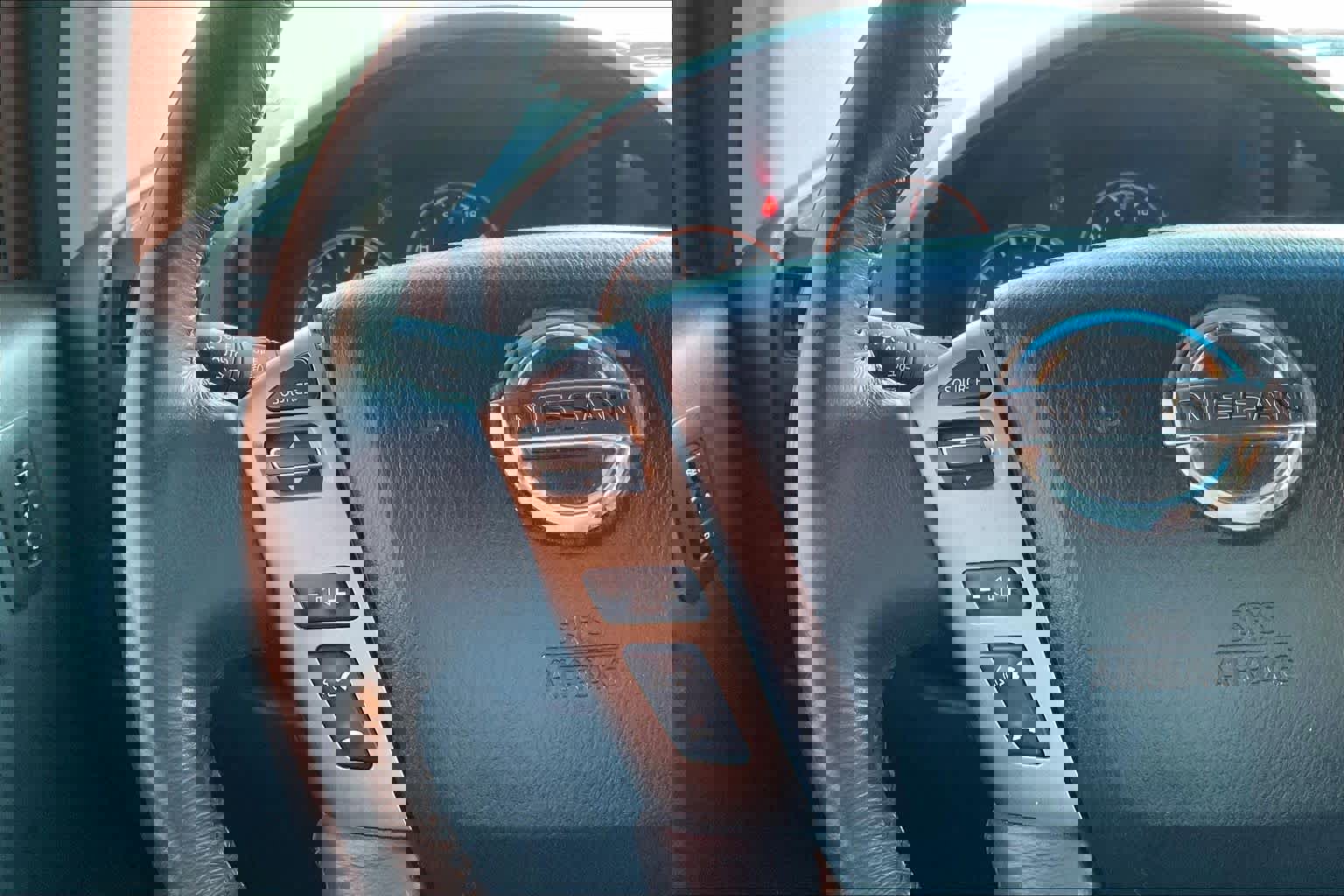 Used 2015 Nissan Titan SL w/ SL Moonroof Package image 23