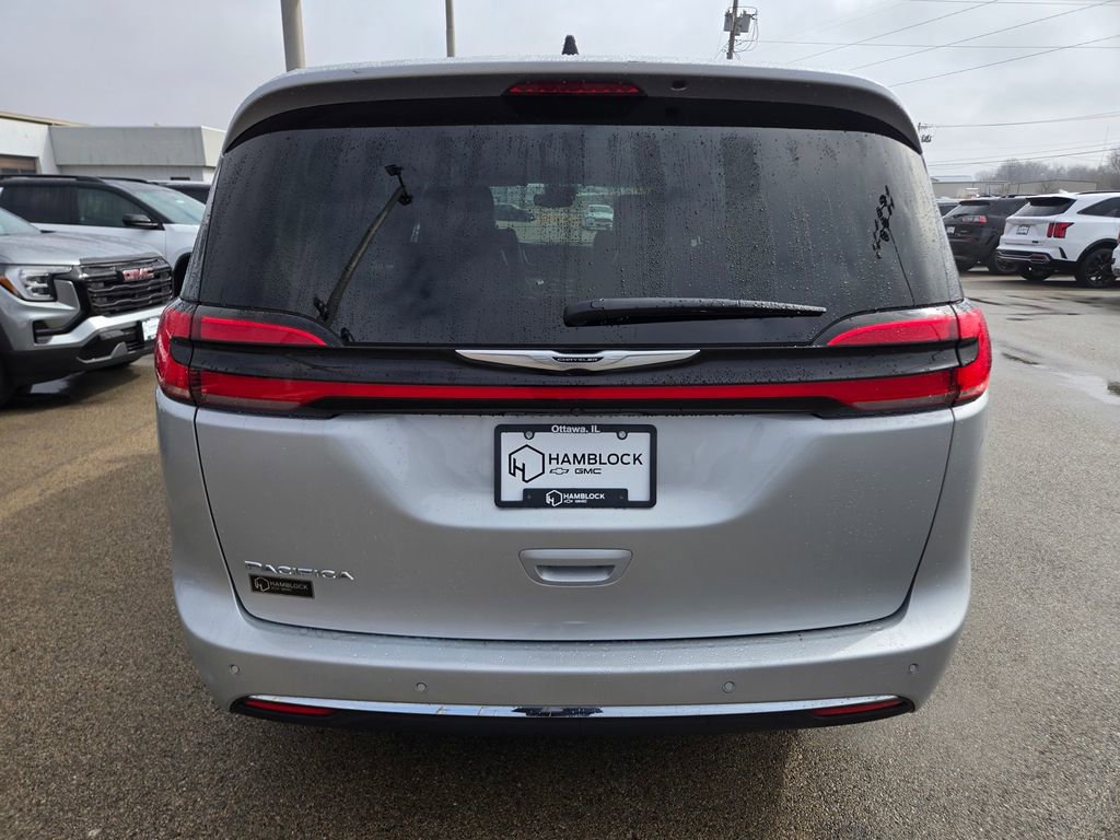 Used 2024 Chrysler Pacifica Touring-L FWD image 6