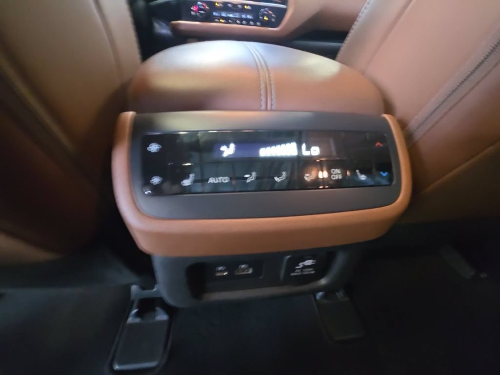 Used 2023 Nissan Pathfinder Platinum AWD/4WD image 28