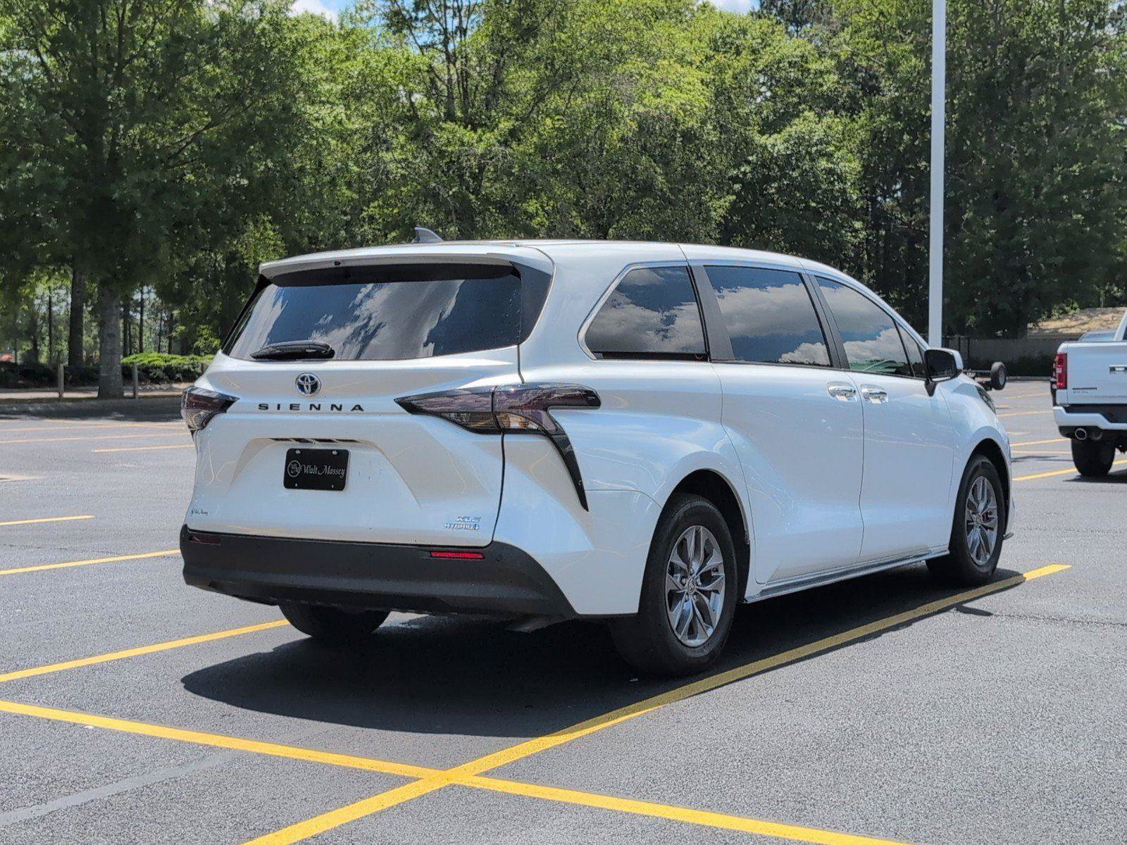 Used 2024 Toyota Sienna XLE FWD image 6
