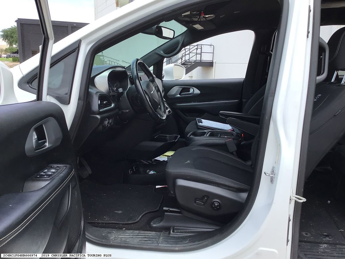 Used 2019 Chrysler Pacifica Touring Plus w/ S Appearance Package FWD image 13
