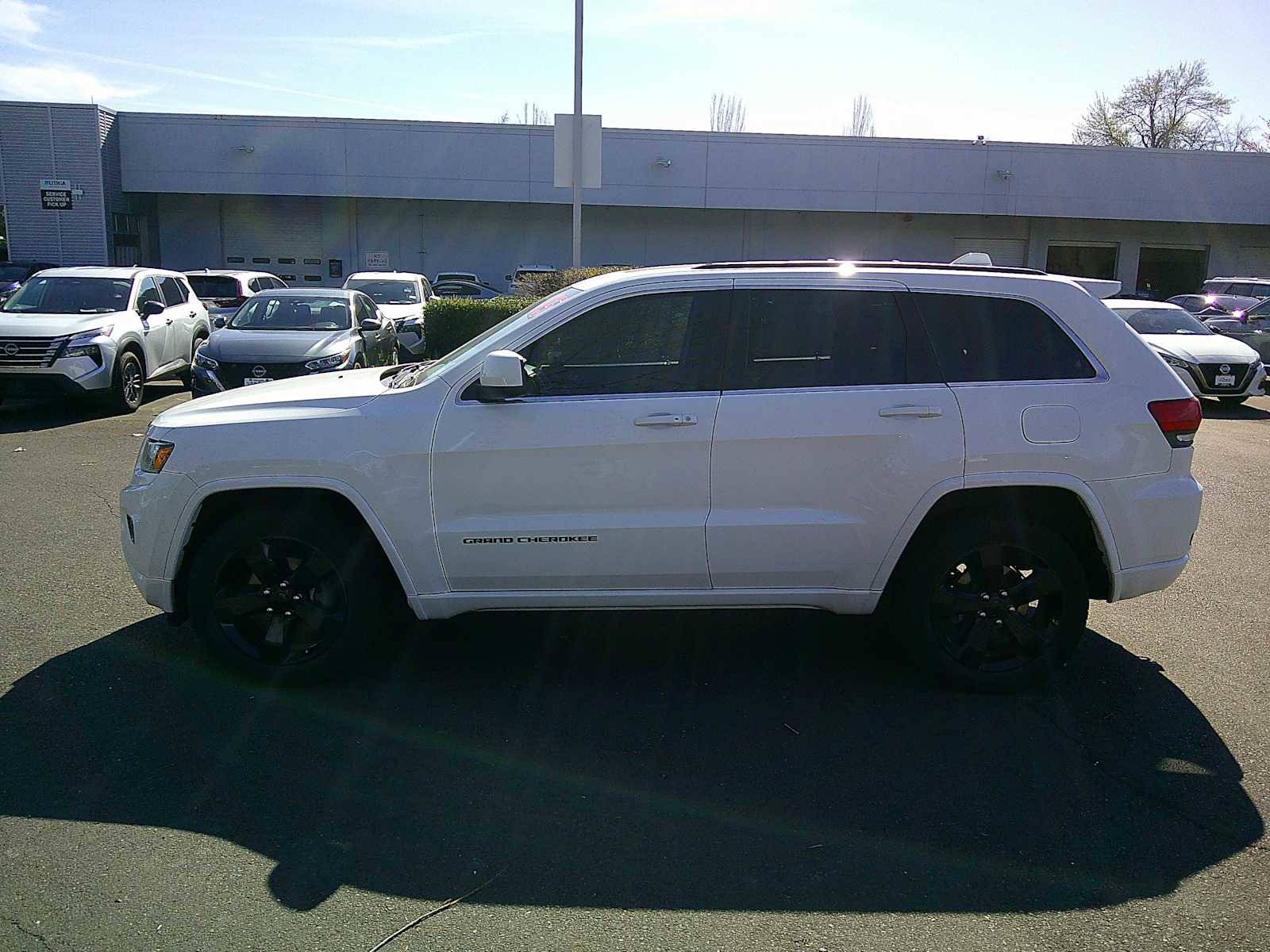 Used 2015 Jeep Grand Cherokee Altitude image 2