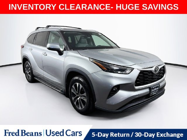 Used 2022 Toyota Highlander XLE AWD/4WD image 1