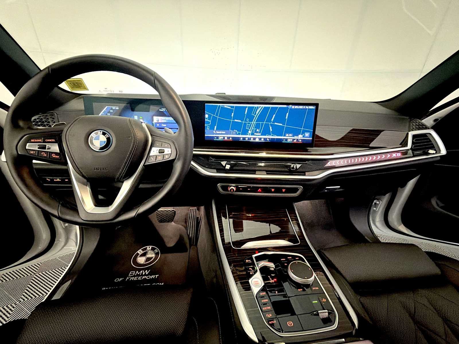 Used 2024 BMW X5 xDrive50e w/ Parking Assistance Package AWD/4WD image 16