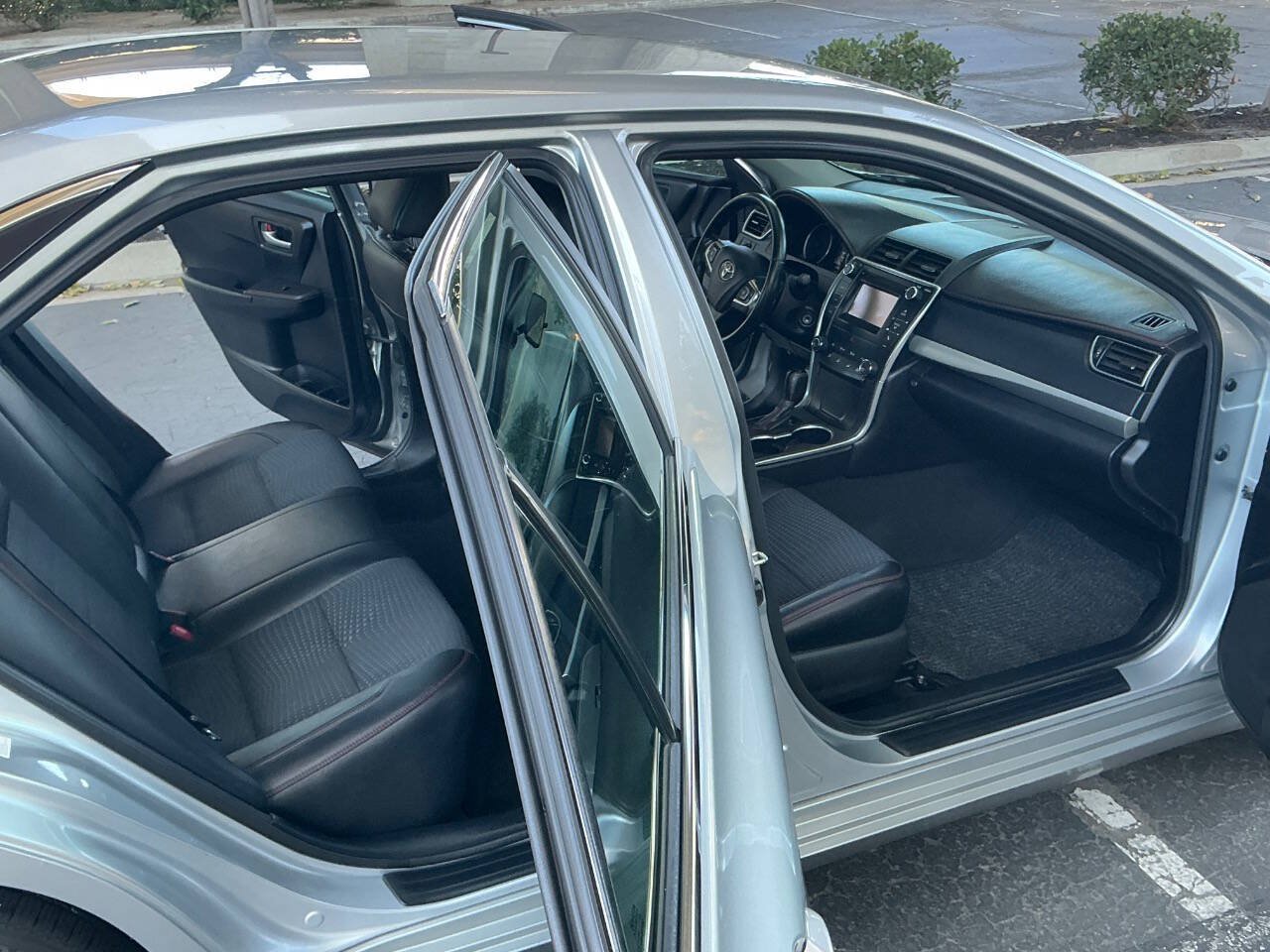 Used 2015 Toyota Camry SE FWD image 11