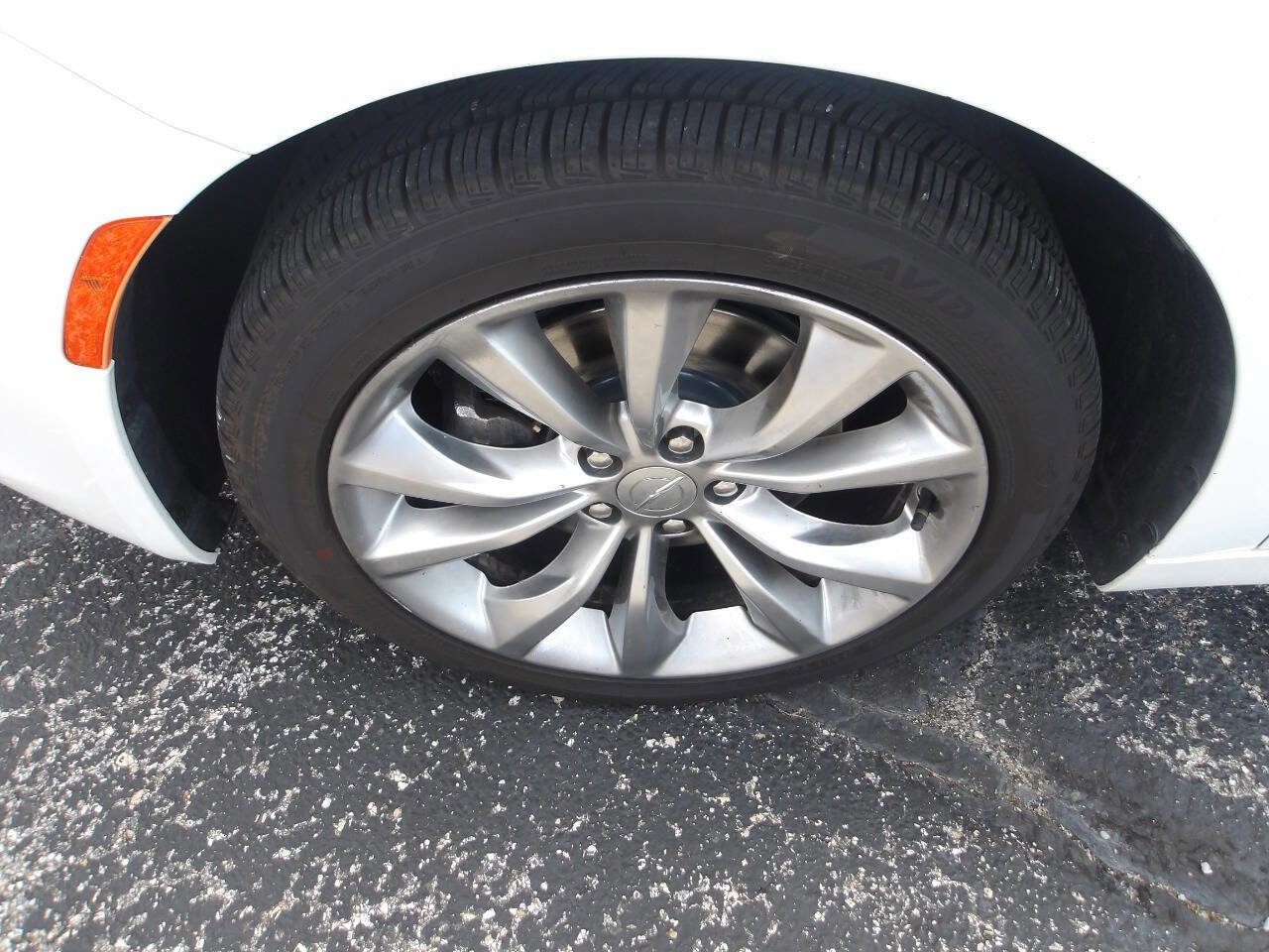 Used 2015 Chrysler 200 S FWD image 4