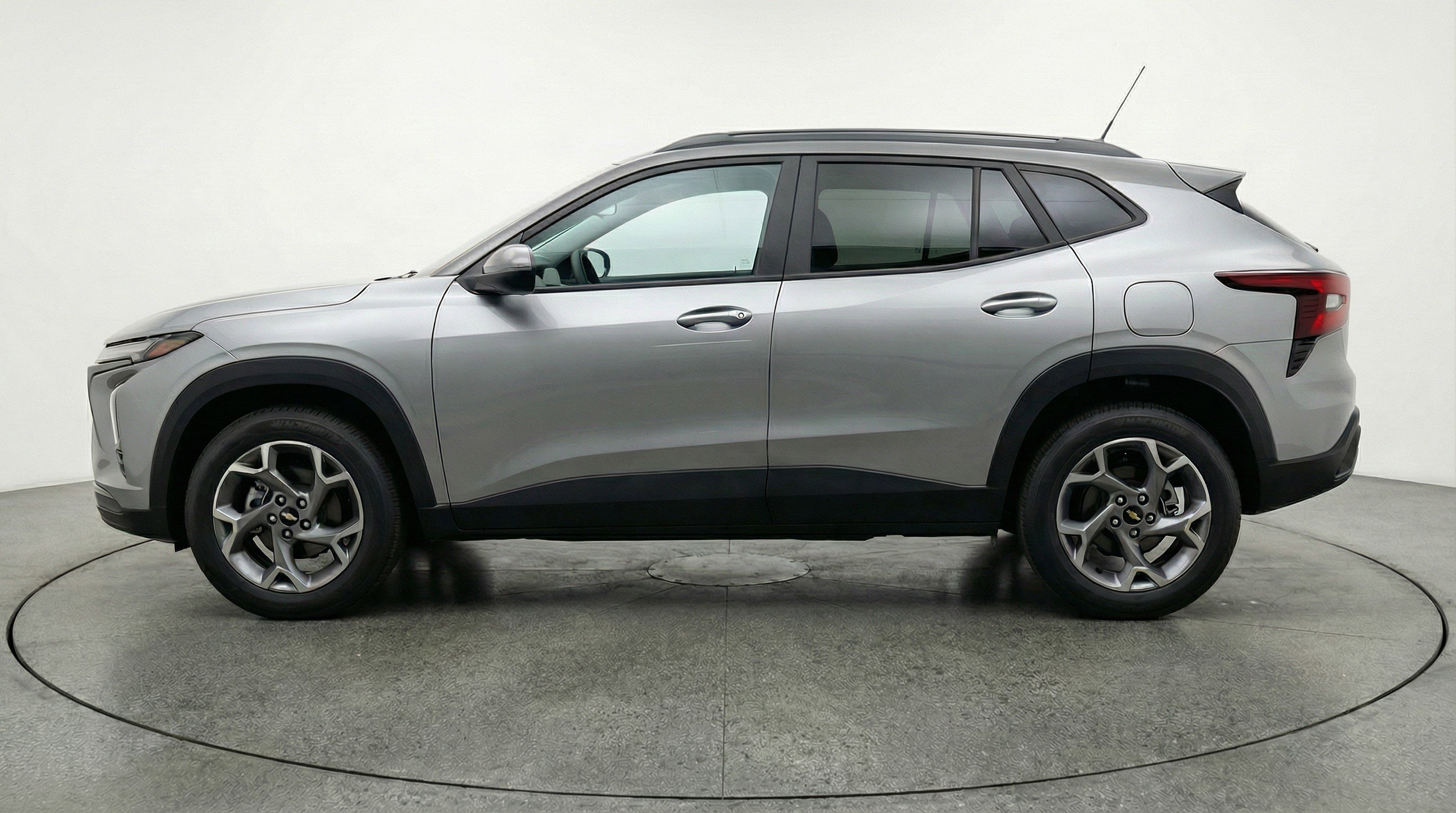 Used 2025 Chevrolet Trax LT w/ LT Convenience Package FWD image 5