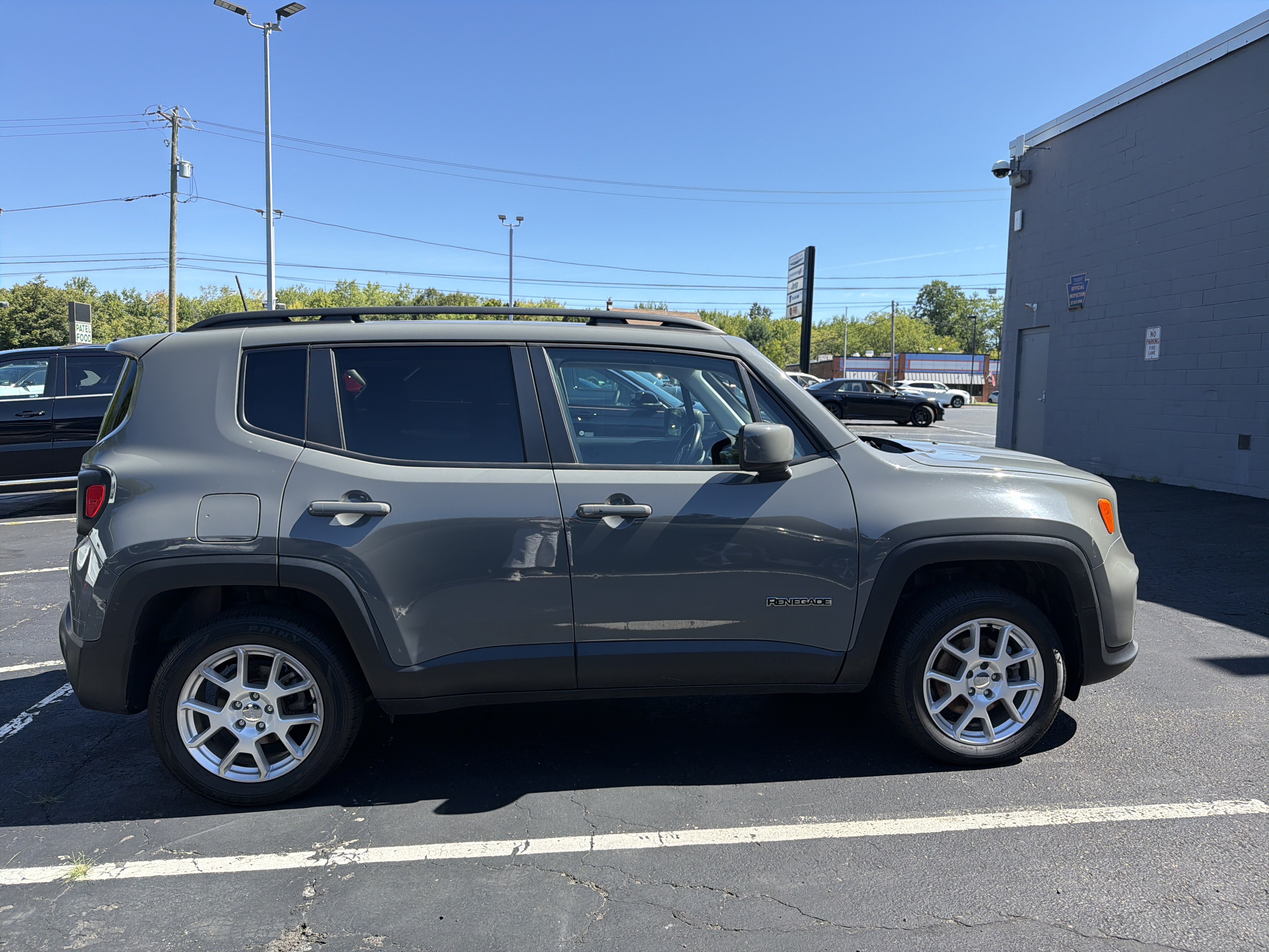 Used 2020 Jeep Renegade Latitude w/ Cold Weather Group AWD/4WD image 7