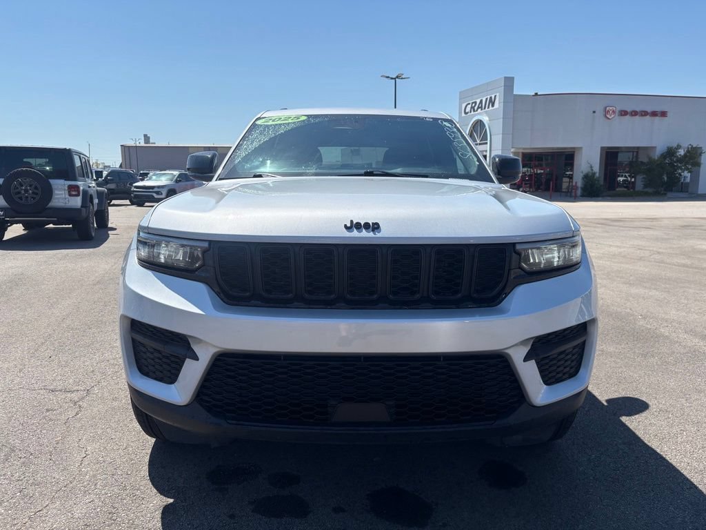 Used 2025 Jeep Grand Cherokee Altitude AWD/4WD image 2