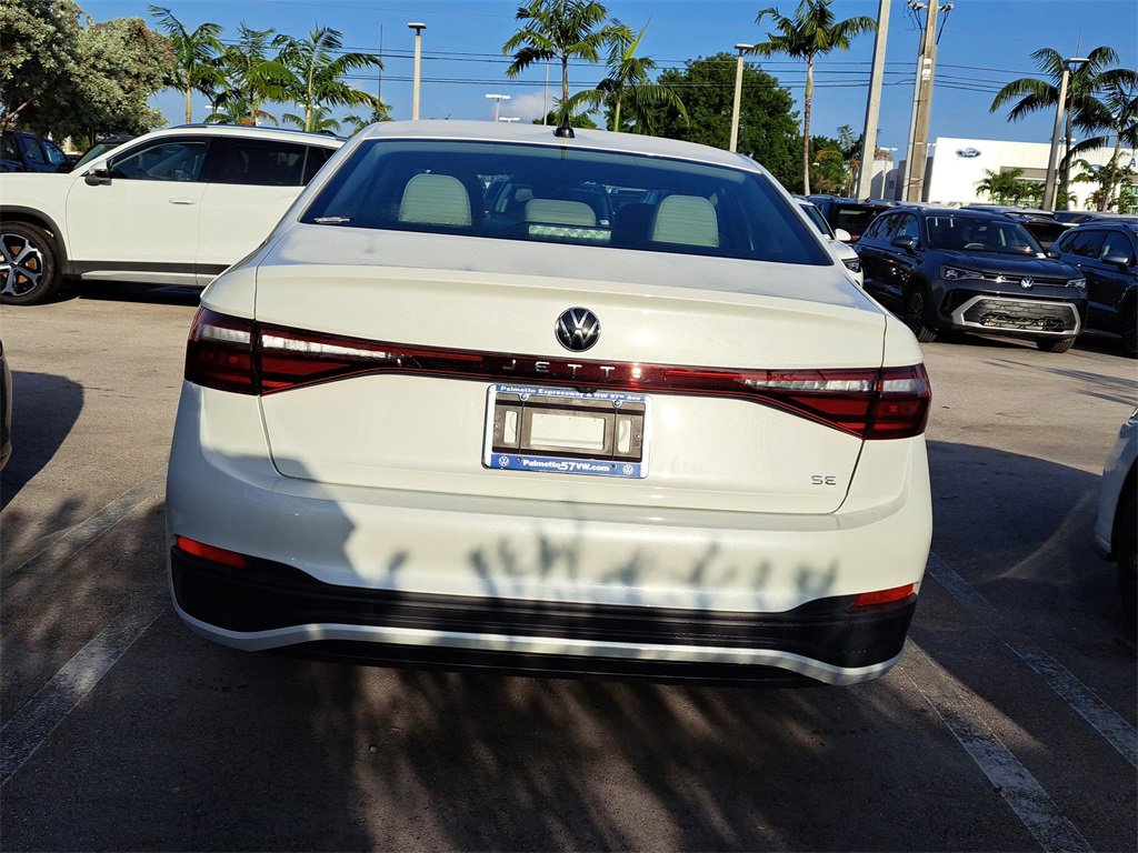 Used 2025 Volkswagen Jetta SE w/ Black Wheel Package image 4