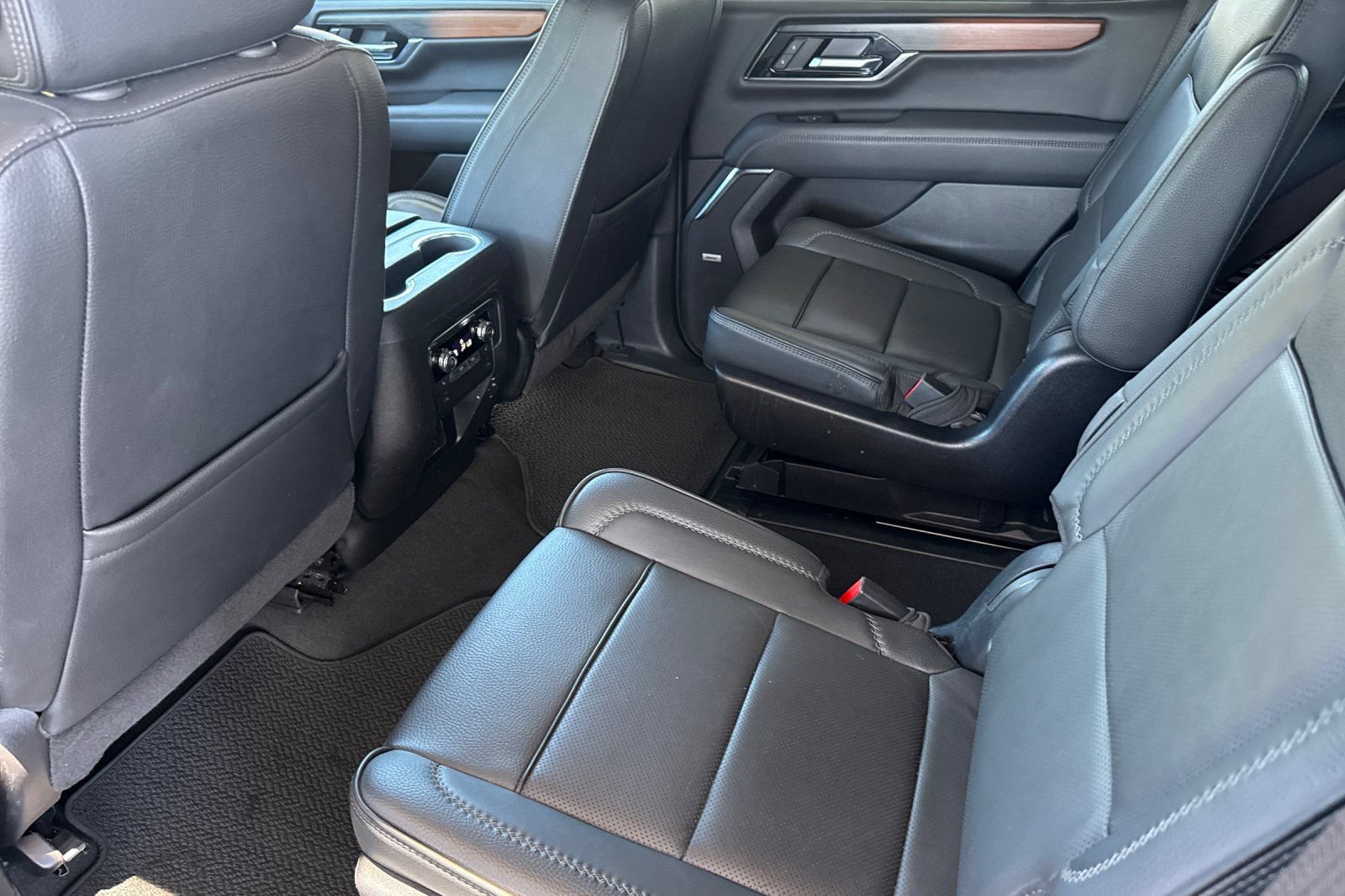 Used 2025 GMC Yukon Denali AWD/4WD image 6