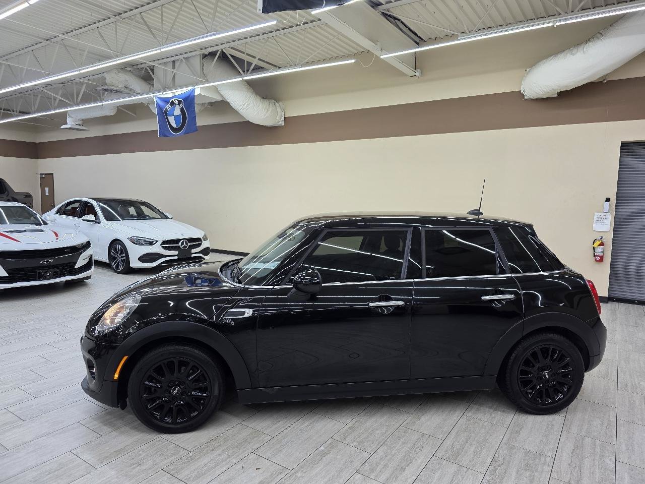 Used 2018 MINI Cooper 4-Door Hardtop w/ Signature Line Package FWD image 9