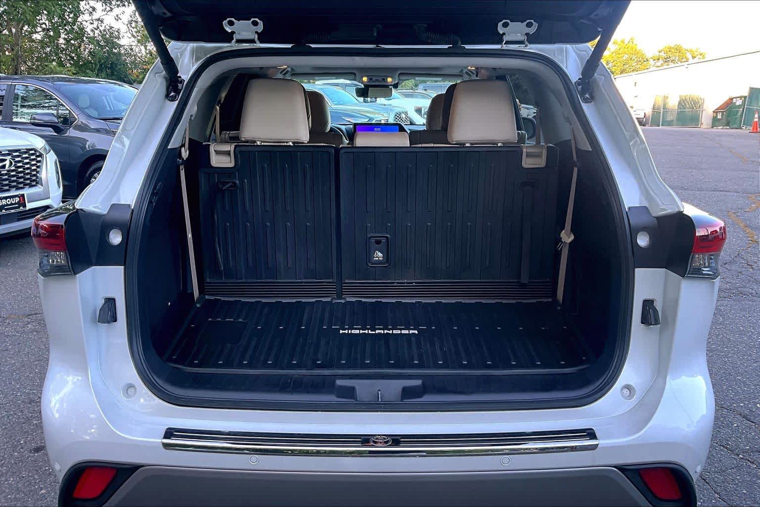 Used 2024 Toyota Highlander Platinum AWD/4WD image 30