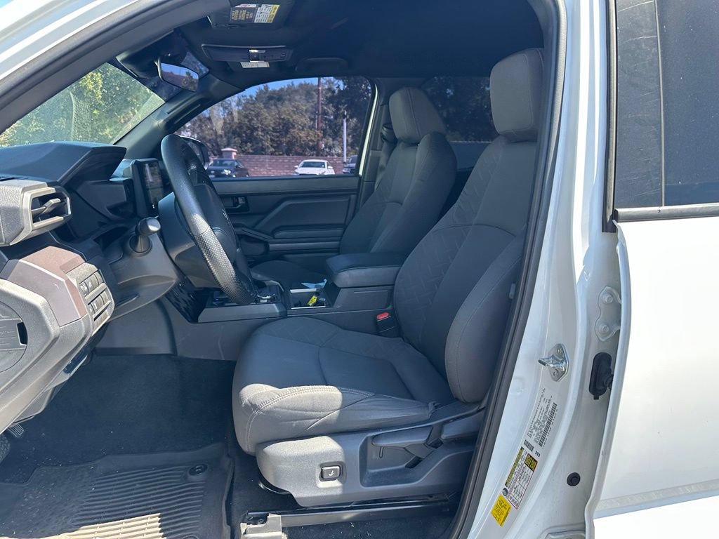 Used 2025 Toyota Tacoma SR5 AWD/4WD image 9