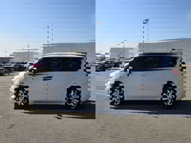 Used 2018 Chrysler Pacifica L image 4